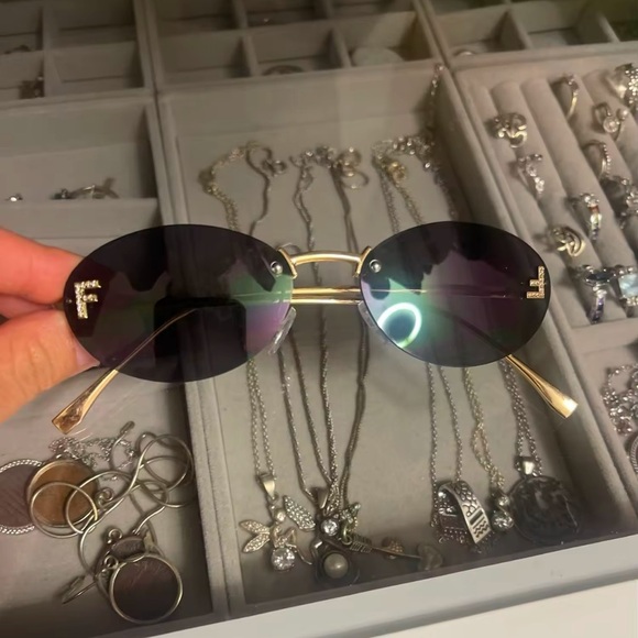 Retro F Stylish Black Sunglasses - Picture 12 of 17